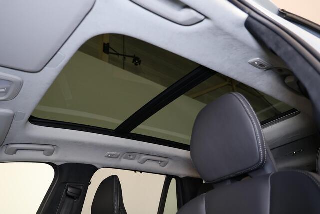 Volvo XC90 T8 Recharge AWD Ultra Dark - Luchtvering - Panorama/schuifdak - IntelliSafe Assist & Surround - 360º Camera - Bowers & Wilkins audio - Adaptieve LED koplampen - Verwarmde voorstoelen, stuur & achterbank - Parkeersensoren voor & achter - Elektr. bedienb. v