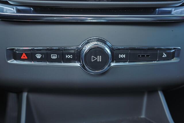 Volvo XC90 T8 Recharge AWD Ultra Dark - Luchtvering - Panorama/schuifdak - IntelliSafe Assist & Surround - 360º Camera - Bowers & Wilkins audio - Adaptieve LED koplampen - Verwarmde voorstoelen, stuur & achterbank - Parkeersensoren voor & achter - Elektr. bedienb. v