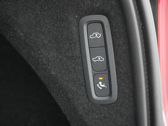 Volvo XC90 T8 Recharge AWD Ultimate Dark 7 Persoons LONG RANGE Plug In Hybrid 455pk Dealer O.H. PHEV | Trekhaak Af Fabriek | Panodak | Luchtvering | Adaptive Cruise | Head Up | 360 Camera | Harman / Kardon | Lederen Sportstoelen Memory & Verwarmd | 22"L.M | Stuur V