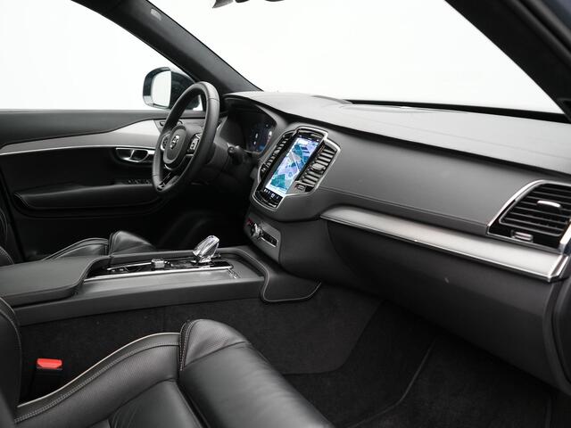 Volvo XC90 T8 Recharge AWD Ultimate Dark 7 Persoons LONG RANGE Plug In Hybrid 455pk Dealer O.H. PHEV | Trekhaak Af Fabriek | Panodak | Luchtvering | Adaptive Cruise | Head Up | 360 Camera | Harman / Kardon | Lederen Sportstoelen Memory & Verwarmd | 22"L.M | Stuur V