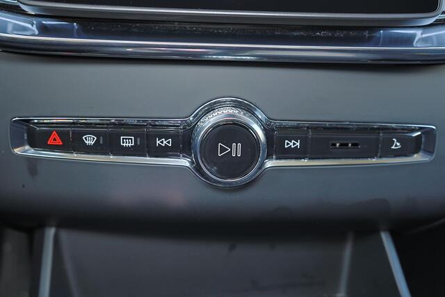 Volvo XC90 T8 Recharge AWD Plus Bright - Luchtvering - Panorama/schuifdak - IntelliSafe Assist & Surround - 360º Camera - Harman/Kardon audio - Adaptieve LED koplampen - Verwarmde voorstoelen, stuur & achterbank - Parkeersensoren voor & achter - Elektr. bedienb. voo