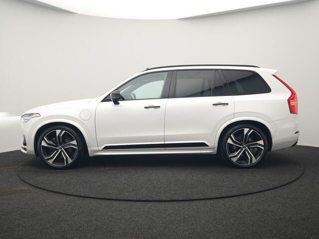 Volvo XC90 T8 Recharge AWD Ultimate Dark 7 Persoons LONG RANGE Plug In Hybrid 455pk Dealer O.H. PHEV | Trekhaak Af Fabriek | Panodak | Luchtvering | Adaptive Cruise | 360 Camera | Harman / Kardon | Lederen Sportstoelen Memory & Verwarmd | Google Assistent | Keyless 