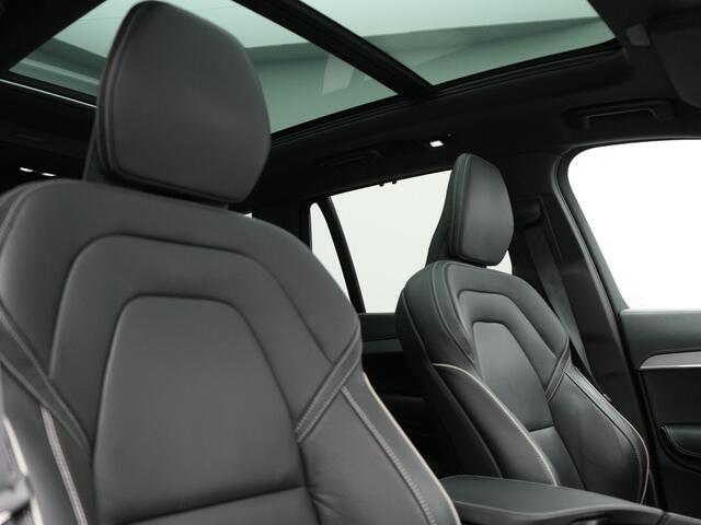 Volvo XC90 T8 Recharge AWD Ultimate Dark 7 Persoons LONG RANGE Plug In Hybrid 455pk Dealer O.H. PHEV | Trekhaak Af Fabriek | Panodak | Luchtvering | Adaptive Cruise | 360 Camera | Harman / Kardon | Lederen Sportstoelen Memory & Verwarmd | Google Assistent | Keyless 