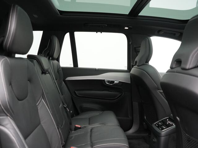 Volvo XC90 T8 Recharge AWD Ultimate Dark 7 Persoons LONG RANGE Plug In Hybrid 455pk Dealer O.H. PHEV | Trekhaak Af Fabriek | Panodak | Luchtvering | Adaptive Cruise | 360 Camera | Harman / Kardon | Lederen Sportstoelen Memory & Verwarmd | Google Assistent | Keyless 