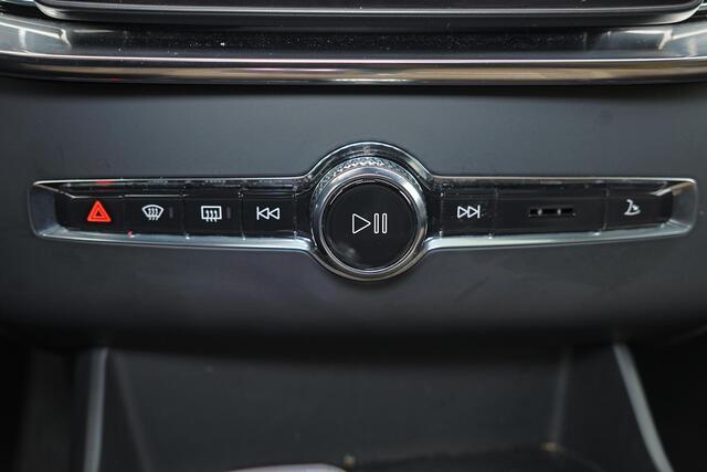 Volvo XC90 T8 Recharge AWD Plus Dark - Luchtvering - Panorama/schuifdak - IntelliSafe Assist & Surround - 360º Camera - Bowers & Wilkins audio - Verwarmde voorstoelen, stuur & achterbank - Parkeersensoren voor & achter - Elektr. bedienb. voorstoelen met geheugen - G