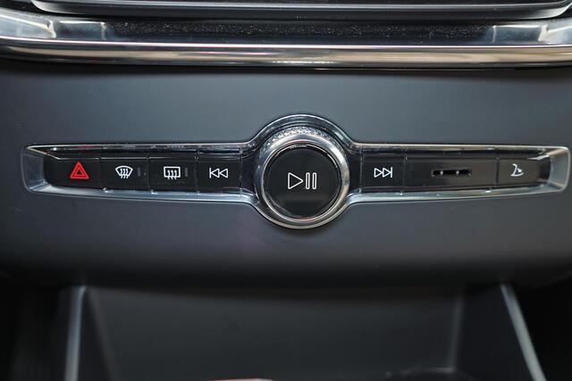 Volvo XC90 T8 Recharge AWD Plus Dark - Luchtvering - Panorama/schuifdak - IntelliSafe Assist & Surround - 360º Camera - Bowers & Wilkins audio - Adaptieve LED koplampen - Verwarmde voorstoelen, stuur & achterbank - Parkeersensoren voor & achter - Elektr. bedienb. vo