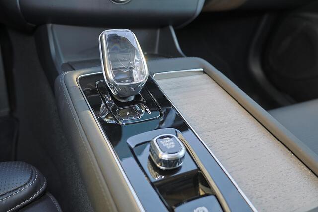 Volvo XC90 T8 Recharge AWD Ultra Dark - Luchtvering - Panorama/schuifdak - IntelliSafe Assist & Surround - 360º Camera - Bowers & Wilkins audio - Adaptieve LED koplampen - Verwarmde voorstoelen, stuur & achterbank - Parkeersensoren voor & achter - Elektr. bedienb. v