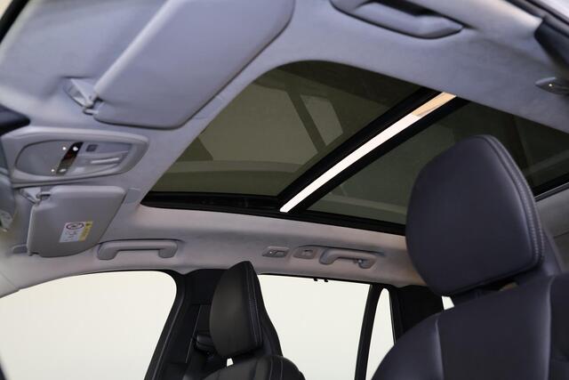 Volvo XC90 T8 Recharge AWD Ultra Dark - Luchtvering - Panorama/schuifdak - IntelliSafe Assist & Surround - 360º Camera - Bowers & Wilkins audio - Adaptieve LED koplampen - Verwarmde voorstoelen, stuur & achterbank - Parkeersensoren voor & achter - Elektr. bedienb. v