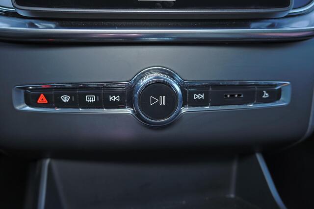 Volvo XC90 T8 Recharge AWD Ultra Dark - Luchtvering - Panorama/schuifdak - IntelliSafe Assist & Surround - 360º Camera - Bowers & Wilkins audio - Adaptieve LED koplampen - Verwarmde voorstoelen, stuur & achterbank - Parkeersensoren voor & achter - Elektr. bedienb. v