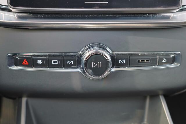 Volvo XC90 T8 Recharge AWD Ultra Dark - Luchtvering - Panorama/schuifdak - IntelliSafe Assist & Surround - 360º Camera - Bowers & Wilkins audio - Adaptieve LED koplampen - Verwarmde voorstoelen, stuur & achterbank - Parkeersensoren voor & achter - Elektr. bedienb. v