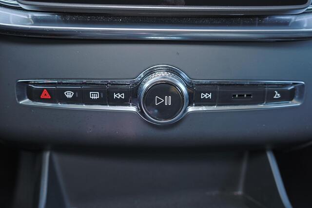 Volvo XC90 T8 Recharge AWD Ultra Dark - Luchtvering - Panorama/schuifdak - IntelliSafe Assist & Surround - 360º Camera - Bowers & Wilkins audio - Adaptieve LED koplampen - Verwarmde voorstoelen, stuur & achterbank - Parkeersensoren voor & achter - Elektr. bedienb. v