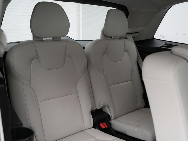 Volvo XC90 T8 Recharge AWD Plus Dark LONG RANGE 7 Persoons PHEV 455pk Dealer O.H. | Trekhaak Af Fabriek | Adaptive Cruise | Camera | Harman / Kardon | Lederen Sportstoelen Memory & Verwarmd | Google Assistent | Keyless | Blis | Stuur Verwarmd | Apple Carplay | Plug