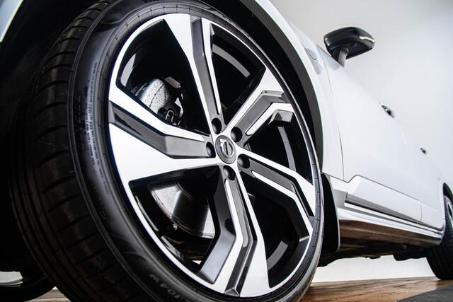 Volvo XC90 2.0 T8 Recharge AWD R-Design Panoramadak - Trekhaak - B&W - Luchtvering - Head up - achterbank verwarmd - Visual Park Assist - Parkeerverwarming met timer - Verwarmbaar stuurwiel -