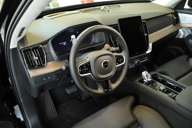 Volvo XC90 T8 Plug-in hybrid AWD Ultra Dark | Panoramadak | Luchtvering | Head-up display | 360 graden camera | Verwarmbare voorstoelen+achterbank+stuurwiel | Premium audio by Bowers&Wilkins | 7 zits | 21 inch Lichtmetalen velgen |