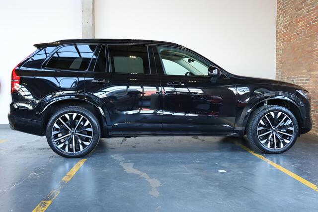 Volvo XC90 T8 Plug-in hybrid AWD Ultra Dark | Panoramadak | Luchtvering | Head-up display | 360 graden camera | Verwarmbare voorstoelen+achterbank+stuurwiel | Premium audio by Bowers&Wilkins | 7 zits | 21 inch Lichtmetalen velgen |