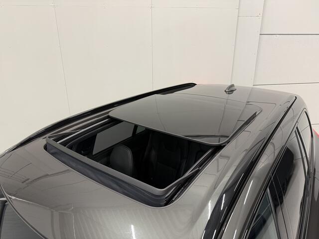 Volvo XC90 T8 Recharge AWD R-Design PANO/LUCHTVERING/B&W/TREKHAAK/22"BLACK/HEAD-UP/MASSAGE+VENTILATIE/NAPPA-LEER/360CAMERA/PINE-GREY/DONKERE-ALCANTARA HEMEL/VOLLEDIG VOLVO DEALER HISTORIE