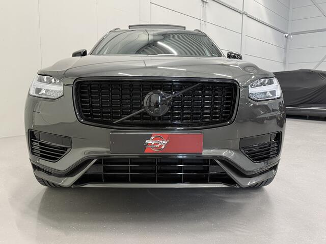 Volvo XC90 T8 Recharge AWD R-Design PANO/LUCHTVERING/B&W/TREKHAAK/22"BLACK/HEAD-UP/MASSAGE+VENTILATIE/NAPPA-LEER/360CAMERA/PINE-GREY/DONKERE-ALCANTARA HEMEL/VOLLEDIG VOLVO DEALER HISTORIE