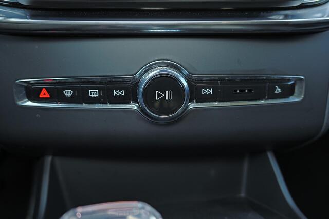 Volvo XC90 T8 Recharge AWD Plus Bright - Panorama/schuifdak - Luchtvering - IntelliSafe Assist & Surround - 360º Camera - Harman Kardon audio - Adaptieve LED koplampen - Verwarmde voorstoelen, stuur & achterbank - Parkeersensoren voor & achter - Elektr. bedienb. voo