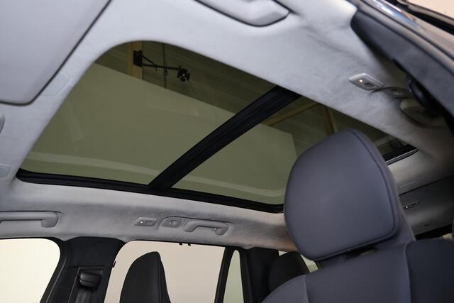 Volvo XC90 T8 Recharge AWD Ultra Dark - Luchtvering - Panorama/schuifdak - IntelliSafe Assist & Surround - 360º Camera - Harman/Kardon audio - Adaptieve LED koplampen - Verwarmde voorstoelen, stuur & achterbank - Parkeersensoren voor & achter - Elektr. bedienb. voor