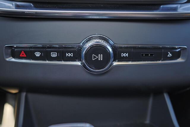 Volvo XC90 T8 Recharge AWD Ultra Dark - Luchtvering - Panorama/schuifdak - IntelliSafe Assist & Surround - 360º Camera - Harman/Kardon audio - Adaptieve LED koplampen - Verwarmde voorstoelen, stuur & achterbank - Parkeersensoren voor & achter - Elektr. bedienb. voor