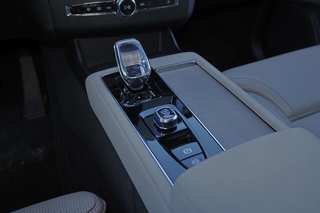 Volvo XC90 T8 Recharge AWD Plus Dark - Luchtvering - Panorama/schuifdak - IntelliSafe Assist & Surround - 360º Camera - Bowers & Wilkins audio - Adaptieve LED koplampen - Verwarmde voorstoelen, stuur & achterbank - Parkeersensoren voor & achter - Elektr. bedienb. vo