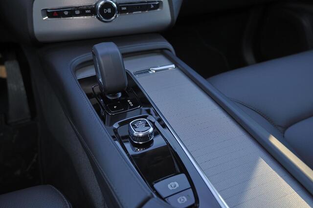 Volvo XC90 T8 Recharge AWD Core Bright - IntelliSafe Assist & Surround - Harman/Kardon audio - Adaptieve LED koplampen - Parkeercamera achter - Verwarmde voorstoelen, stuur & achterbank - Parkeersensoren voor & achter - Draadloze tel. lader - Extra getint glas - Ele