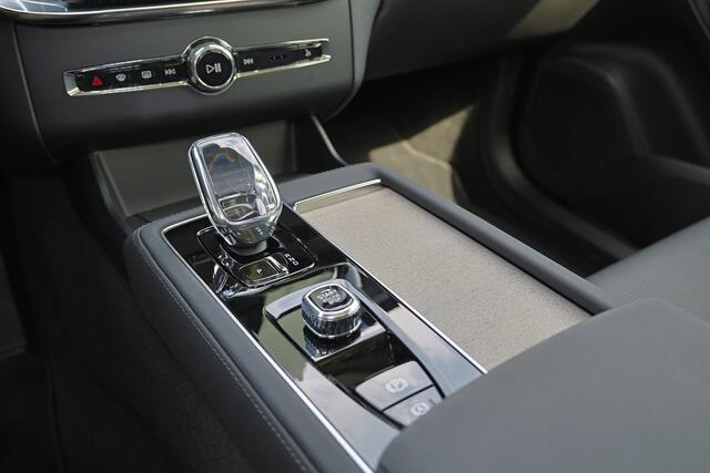 Volvo XC90 T8 Recharge AWD Ultra Bright - Luchtvering - Panorama/schuifdak - IntelliSafe Assist & Surround - 360º Camera - Bowers & Wilkins audio - Adaptieve LED koplampen - Verwarmde voorstoelen, stuur & achterbank - Parkeersensoren voor & achter - Elektr. bedienb