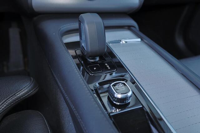 Volvo XC90 T8 Recharge AWD R-Design - Luchtvering - Panorama/schuifdak - IntelliSafe Assist & Surround - 360º Camera - Harman/Kardon audio - Adaptieve LED koplampen - Verwarmde voorstoelen, stuur & achterbank - Parkeersensoren voor & achter - Elektr. bedienb. voorst