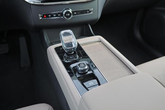Volvo XC90 T8 Recharge AWD Ultra Bright Exec. Ed. - Luchtvering - Panorama/schuifdak - IntelliSafe Assist & Surround - 360º Camera - Bowers & Wilkins audio - Adaptieve LED koplampen - Verwarmde voorstoelen, stuur & achterbank - Parkeersensoren voor & achter - Elektr