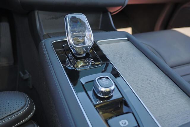 Volvo XC90 T8 Recharge AWD Ultra Dark - Luchtvering - Panorama/schuifdak - IntelliSafe Assist & Surround - 360º Camera - Bowers & Wilkins audio - Adaptieve LED koplampen - Verwarmde voorstoelen, stuur & achterbank - Parkeersensoren voor & achter - Elektr. bedienb. v