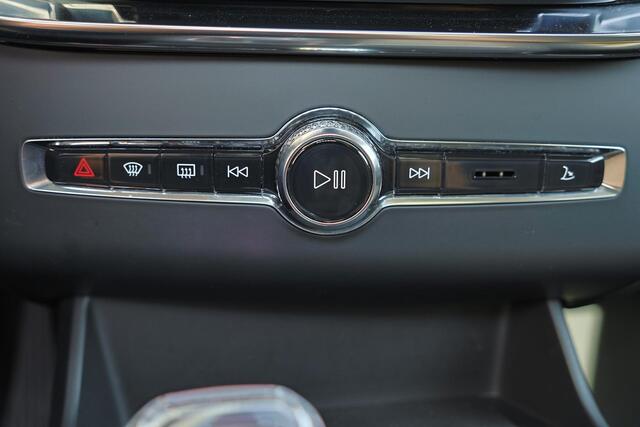 Volvo XC90 T8 Recharge AWD Ultra Bright - Luchtvering - Panorama/schuifdak - IntelliSafe Assist & Surround - 360º Camera - Bowers & Wilkins audio - Adaptieve LED koplampen - Verwarmde voorstoelen, stuur & achterbank - Parkeersensoren voor & achter - Elektr. bedienb.