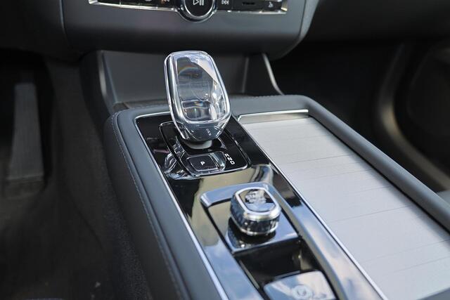 Volvo XC90 T8 Recharge AWD Ultra Dark Exec. Ed. - Luchtvering - Panorama/schuifdak - IntelliSafe Assist & Surround - 360º Camera - Bowers & Wilkins audio - Adaptieve LED koplampen - Verwarmde voorstoelen, stuur & achterbank - Parkeersensoren voor & achter - Elektr.