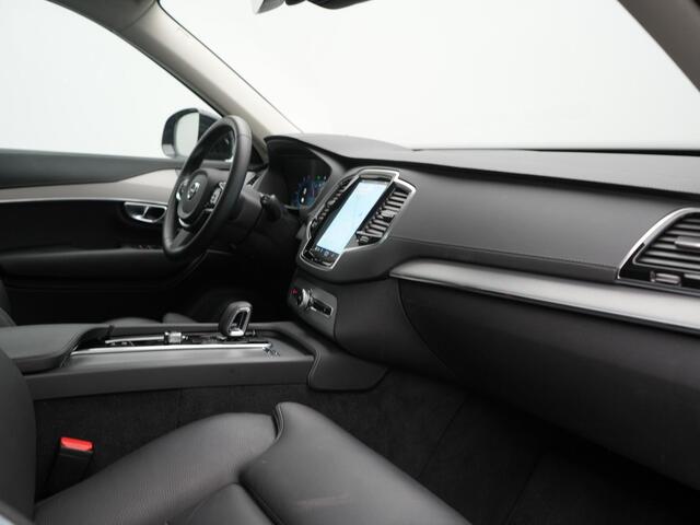 Volvo XC90 T8 Recharge AWD Plus Dark 7Persoons LONG RANGE PHEV 455pk Dealer O.H. | Trekhaak Af Fabriek | Panodak | Adaptive Cruise | 360 Camera | Harman / Kardon | Lederen Sportstoelen Memory & Verwarmd | Stuur Verwarmd | Google Assistent | Apple Carplay | Keyless |