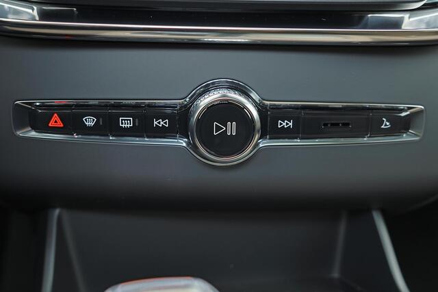 Volvo XC90 T8 Recharge AWD Ultra Dark Exec. Ed. - Luchtvering - Panorama/schuifdak - IntelliSafe Assist & Surround - 360º Camera - Bowers & Wilkins audio - Adaptieve LED koplampen - Verwarmde voorstoelen, stuur & achterbank - Parkeersensoren voor & achter - Elektr.