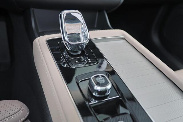Volvo XC90 T8 Recharge AWD Ultra Dark Exec. Ed. - Luchtvering - Panorama/schuifdak - IntelliSafe Assist & Surround - 360º Camera - Bowers & Wilkins audio - Adaptieve LED koplampen - Verwarmde voorstoelen, stuur & achterbank - Parkeersensoren voor & achter - Elektr.