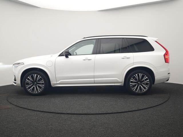Volvo XC90 T8 Recharge AWD R-Design 7 Persoons LONG RANGE PHEV 455pk Dealer O.H. | Trekhaak Af Fabriek | Luchtvering | Panodak | Adaptive Cruise | 360 Camera | Harman / Kardon | Lederen Sportstoelen Memory & Ventilatie | Stuur Verwarmd | Keyless | Blis | 20"L.M | Pl