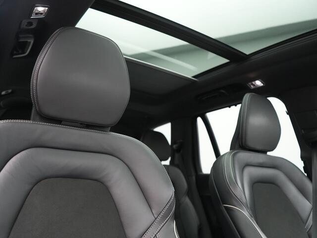 Volvo XC90 T8 Recharge AWD R-Design 7 Pers Long Range PHEV 456pk Dealer O.H | Luchtvering | Trekhaak Af Fabriek | Panodak | 360 Camera | Adaptive Cruise | Harman / Kardon | Alcantara Sportstoelen Memory & Verwarmd | Keyless | Pilot Assist | Apple Carplay | Stuur Ve