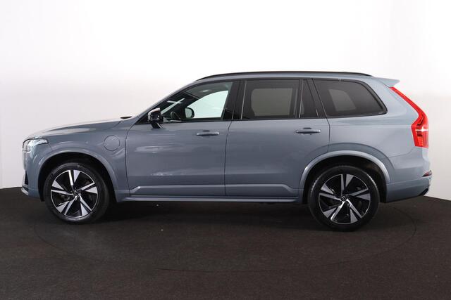 Volvo XC90 T8 Recharge AWD R-Design - Panorama/schuifdak - IntelliSafe Assist & Surround - 360º Camera - Harman/Kardon audio - Adaptieve LED koplampen - Verwarmde voorstoelen, stuur & achterbank - Parkeersensoren voor & achter - Elektr. bedienb. voorstoelen met gehe