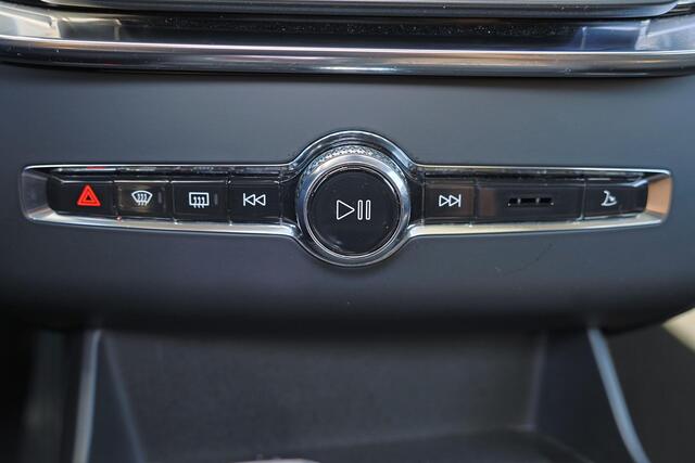 Volvo XC90 T8 Recharge AWD Ultra Bright - Luchtvering - Panorama/schuifdak - IntelliSafe Assist & Surround - 360º Camera - Harman/Kardon audio - Adaptieve LED koplampen - Verwarmde voorstoelen, stuur & achterbank - Parkeersensoren voor & achter - Elektr. bedienb. vo