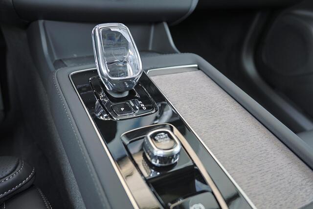 Volvo XC90 T8 Recharge AWD Ultra Dark Exec. Ed. - Luchtvering - Panorama/schuifdak - IntelliSafe Assist & Surround - 360º Camera - Bowers & Wilkins audio - Adaptieve LED koplampen - Verwarmde voorstoelen, stuur & achterbank - Parkeersensoren voor & achter - Elektr.