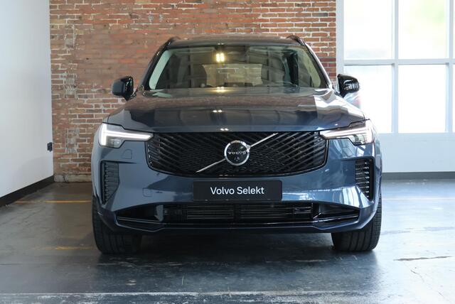 Volvo XC90 T8 Plug-in hybrid AWD Ultra Dark | Bowers & Wilkins Premium Audio | Luchtvering | Nappa Lederen bekleding met ventilatie | 360° Parkeercamera | Semi-Electrische Wegklapbare trekhaak | Panoramadak | Stoelverwarming | Parkeersensoren voor + achter