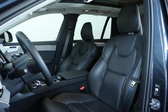 Volvo XC90 T8 Plug-in hybrid AWD Ultra Dark | Bowers & Wilkins Premium Audio | Luchtvering | Nappa Lederen bekleding met ventilatie | 360° Parkeercamera | Semi-Electrische Wegklapbare trekhaak | Panoramadak | Stoelverwarming | Parkeersensoren voor + achter