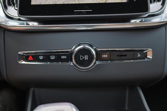 Volvo XC90 T8 Recharge AWD Ultra Dark Exec. Ed. - Luchtvering - Panorama/schuifdak - IntelliSafe Assist & Surround - 360º Camera - Bowers & Wilkins audio - Adaptieve LED koplampen - Verwarmde voorstoelen, stuur & achterbank - Parkeersensoren voor & achter - Elektr. 