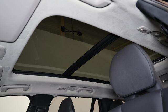 Volvo XC90 T8 Recharge AWD Ultimate Dark - Luchtvering - Panoramisch schuif-/kanteldak - Head up display - IntelliSafe Assist & Surround - Getint glas - verwarmbaar stuurwiel - 360º camera - Parkeersensoren voor & achter - Voorstoelen en buitenste zitplaatsen 2e zit