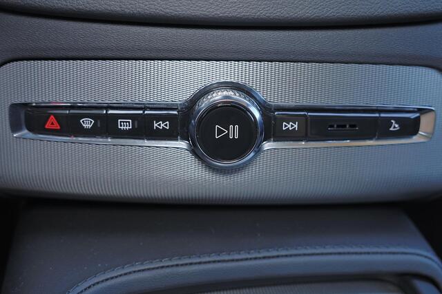 Volvo XC90 T8 Recharge AWD Ultimate Dark - Luchtvering - Panoramisch schuif-/kanteldak - Head up display - IntelliSafe Assist & Surround - Getint glas - verwarmbaar stuurwiel - 360º camera - Parkeersensoren voor & achter - Voorstoelen en buitenste zitplaatsen 2e zit