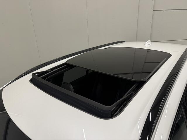 Volvo XC90 T8 Recharge AWD R-Design PANO/TREKHAAK/HEAD-UP/22"/H&K/MEMORY/ALCANTARA-LEER/360CAMERA/ACC/PILOT-ASSIST/PRIVACY/BLACK-DESIGN/DONKERE-HEMEL/CRYSTAL-WEISS PARELMOER/NET OH BEURT GEHAD BIJ VOLVO DEALER