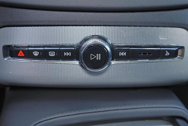 Volvo XC90 T8 Recharge AWD Core Bright - Panorama/schuifdak - IntelliSafe Assist & Surround - 360º Camera - Harman/Kardon audio - Adaptieve LED koplampen - Verwarmde voorstoelen, stuur & achterbank - Parkeersensoren voor & achter - Elektr. bedienb. voorstoelen met g