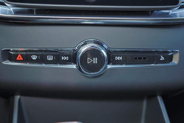 Volvo XC90 T8 Recharge AWD Ultra Black Edition - Luchtvering - Panorama/schuifdak - IntelliSafe Assist & Surround - 360º Camera - Bowers & Wilkins audio - Adaptieve LED koplampen - Verwarmde voorstoelen, stuur & achterbank - Parkeersensoren voor & achter - Elektr. b
