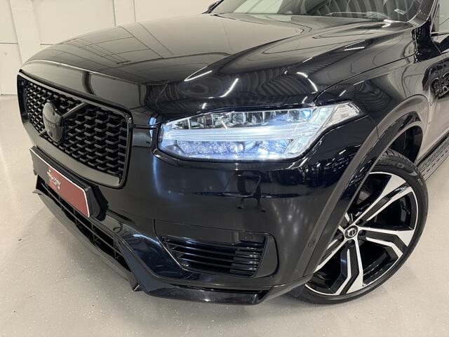 Volvo XC90 T8 Recharge AWD R-Design PANO/B&W/TREKHAAK/360CAMERA/22'/HEAD-UP/STANDKACHEL/MEMORY/GOOGLE/R-DESIGN VOL LEER/DONKERE-HEMEL/BLACK ALL BLACK/VOLLEDIG VOLVO DEALER HISTORIE