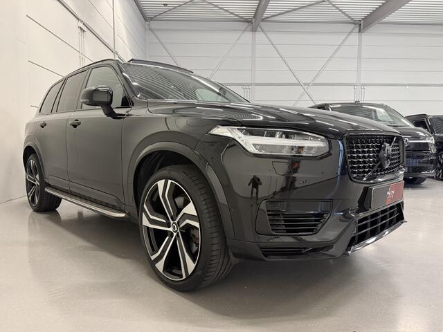 Volvo XC90 T8 Recharge AWD R-Design PANO/B&W/TREKHAAK/360CAMERA/22'/HEAD-UP/STANDKACHEL/MEMORY/GOOGLE/R-DESIGN VOL LEER/DONKERE-HEMEL/BLACK ALL BLACK/VOLLEDIG VOLVO DEALER HISTORIE